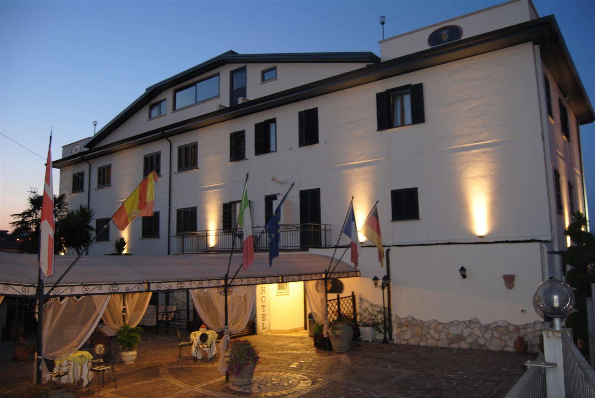 Hotel Nespolo D'Oro Lariano Екстер'єр фото
