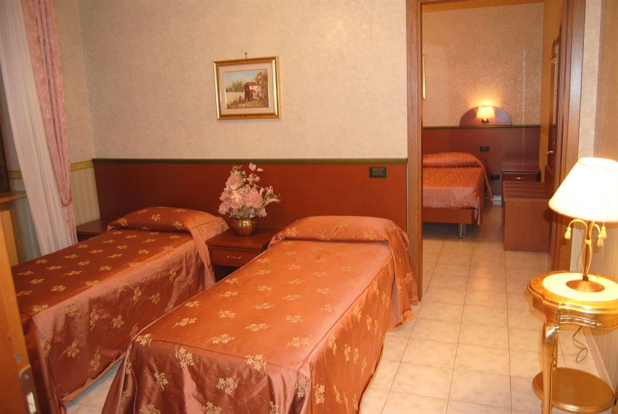 Hotel Nespolo D'Oro Lariano Екстер'єр фото